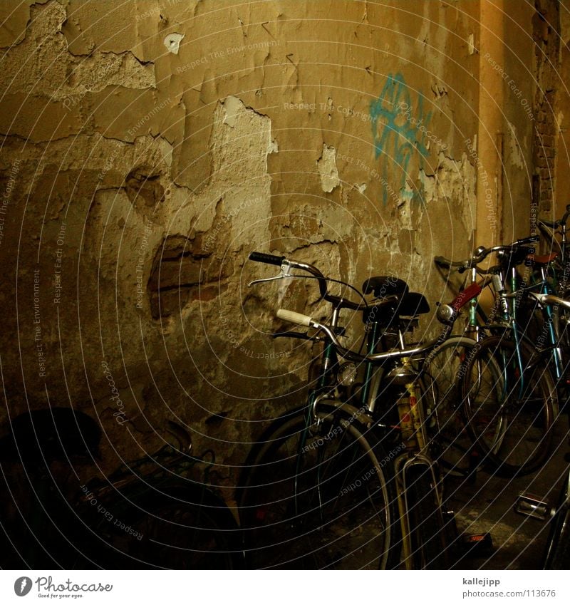 fahrradlicht Fahrrad Oldtimer Rad Hinterhof Gitter Einfahrt Abstellplatz Student Billig ökologisch Klimaschutz Gummi Silhouette Ständer Mauer Rücklicht