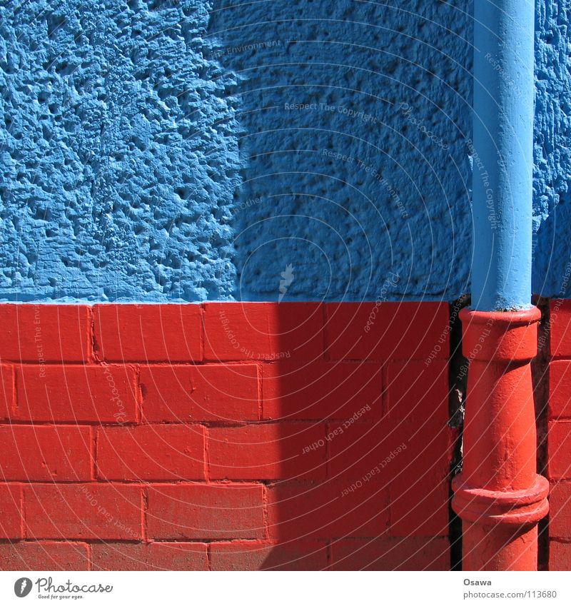 Tarnung Wand Fallrohr rot Mauer Anstrich unsichtbar Haus Gebäude Bauwerk Regenwasser Detailaufnahme Sommer Regenrohr Regenfallror blau Mimikri Farbe Rauputz