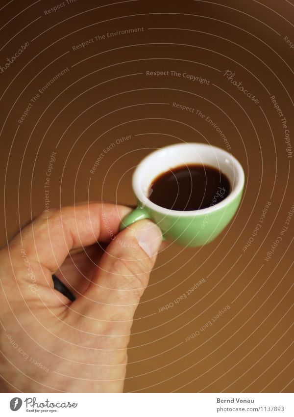 Tässchen? Mensch maskulin Mann Erwachsene Hand 1 45-60 Jahre schön braun Tasse Espresso Kaffee Kaffeetasse schwarz grün niedlich klein haltend anbieten Verlauf