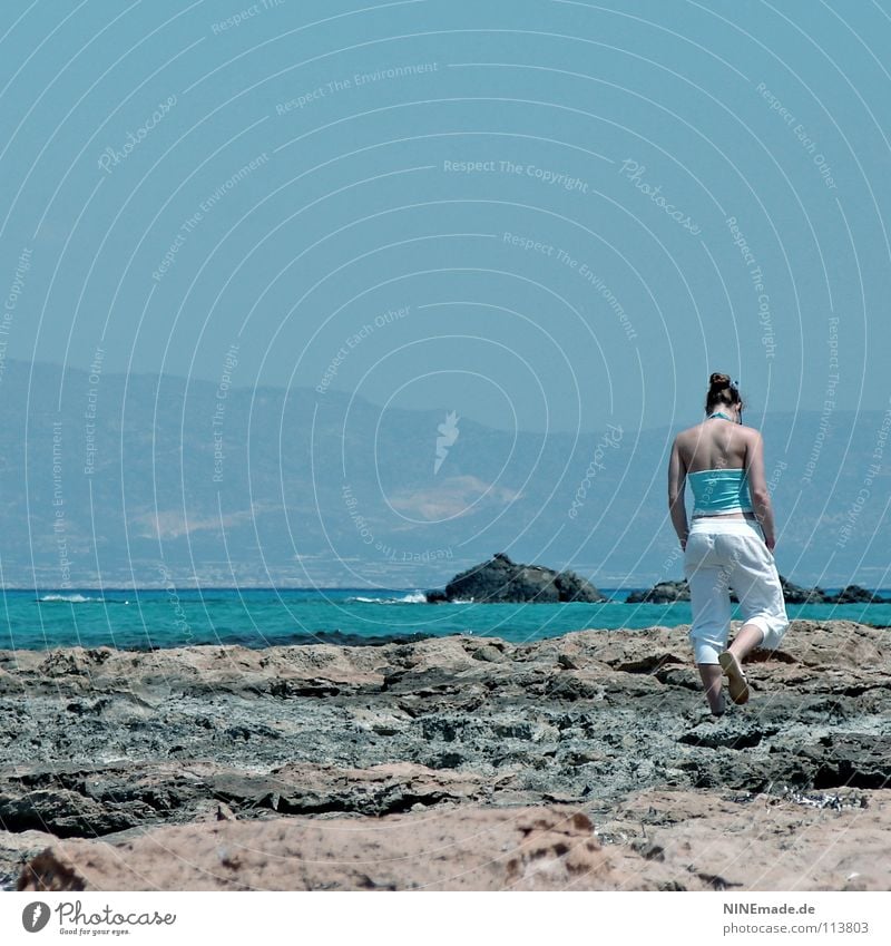 Spaziergang ... Strand Einsamkeit ruhig Meer Ferien & Urlaub & Reisen Gefühle Urlaubsstimmung gehen Frau türkis weiß harmonisch Zufriedenheit Kreta Griechenland