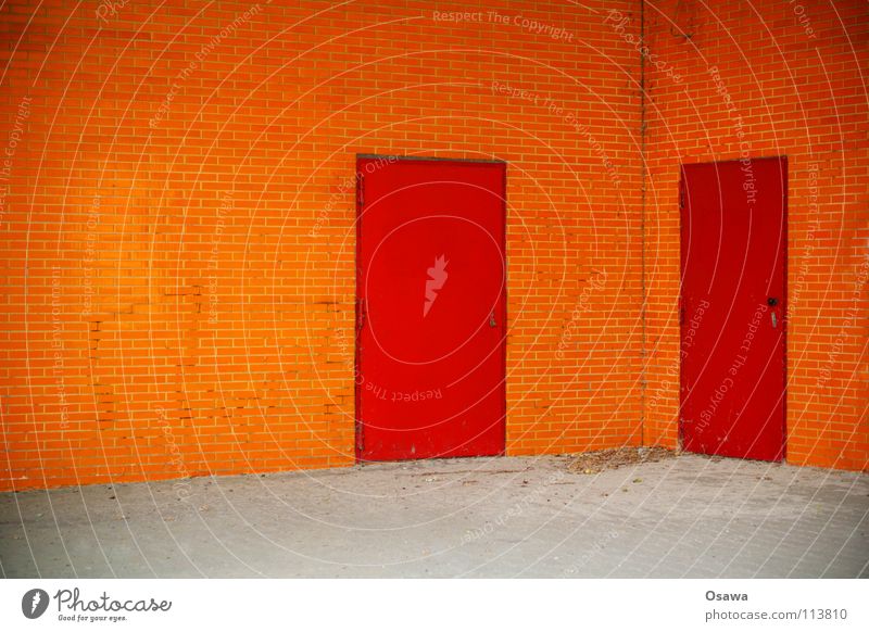 Café Orange Haus Wand Mauer 2 Nachbar nebeneinander rot Ecke Eingang Ausgang einladend mehrfarbig Detailaufnahme Tür über Eck orange Fliesen u. Kacheln 90°