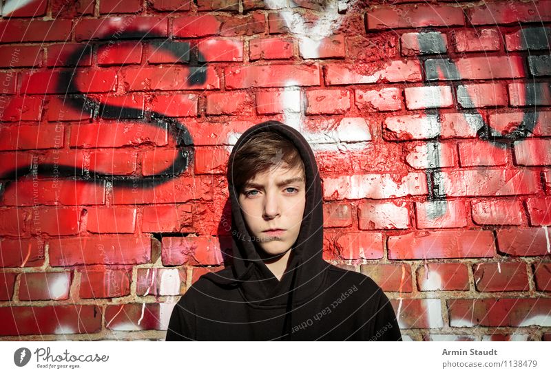 Porträt eines Jugendlichen mit Hoodie vor einer Graffiti Wand Junger Mann Lifestyle hoodie Stil Design Mensch maskulin Kopf 1 13-18 Jahre Kind Mauer