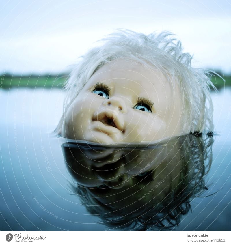 In the water Spielzeug bedrohlich beängstigend blond Chucky gruselig Horrorfilm böse süß niedlich skurril See Meer nass Freude Puppe Auge blau Angst Wildtier