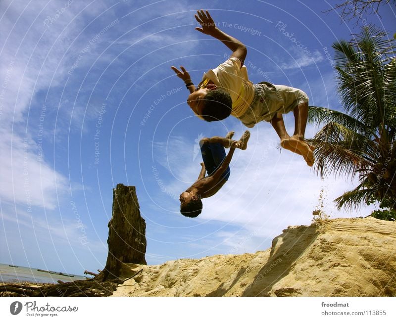 cool kids Brasilien Strand Meer Palme Ferien & Urlaub & Reisen Lebensfreude Salto gefroren Wasserfahrzeug lässig Luft Ausgelassenheit Sport akrobatisch