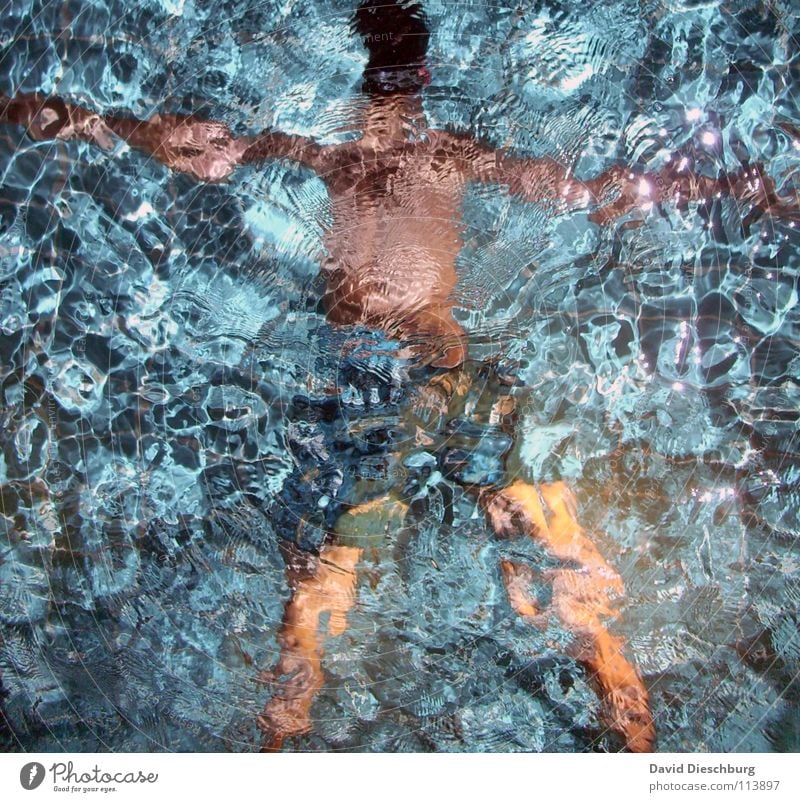 23 Grad Wassertemperatur Schwimmen & Baden tauchen Wasseroberfläche Wasserwirbel Wasserspiegelung Schwimmbad 1 Mensch einzeln bizarr abstrakt Jugendliche