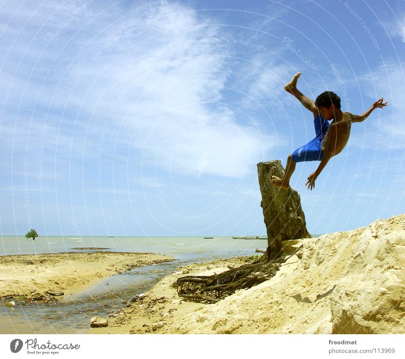 one of a hundred Brasilien Strand Meer Palme Ferien & Urlaub & Reisen Kind Lebensfreude Salto gefroren Wasserfahrzeug lässig Luft Ausgelassenheit akrobatisch