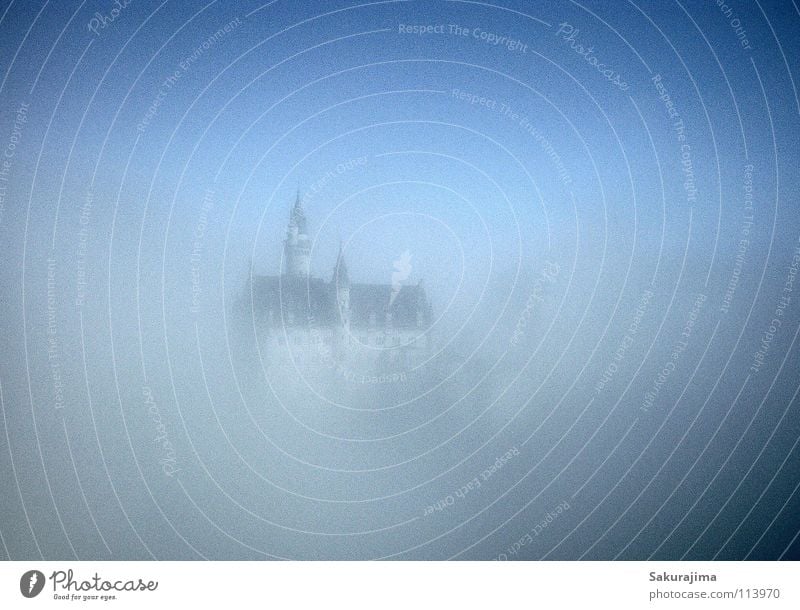 Schloss Neuschwanstein Allgäu Bayern Schwangau Nebel Zauberei u. Magie Märchen König Wolken träumen Traumland Monarchie teuer Unschärfe dunkel Verlauf Dach