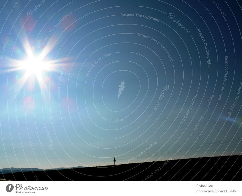 Sonnenstern Sonnenstrahlen Strommast Horizont Panorama (Aussicht) Berge u. Gebirge Luftverkehr Himmel Blauer Himmel blau Schönes Wetter strahlend blau Kabel