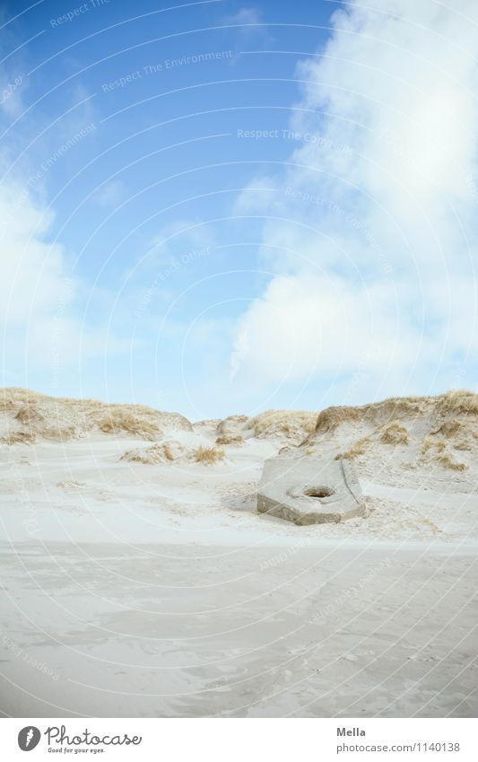 Versandet Ferien & Urlaub & Reisen Strand Umwelt Natur Landschaft Sand Himmel Küste Stranddüne Düne Bauwerk Bunker historisch Feindseligkeit Einsamkeit