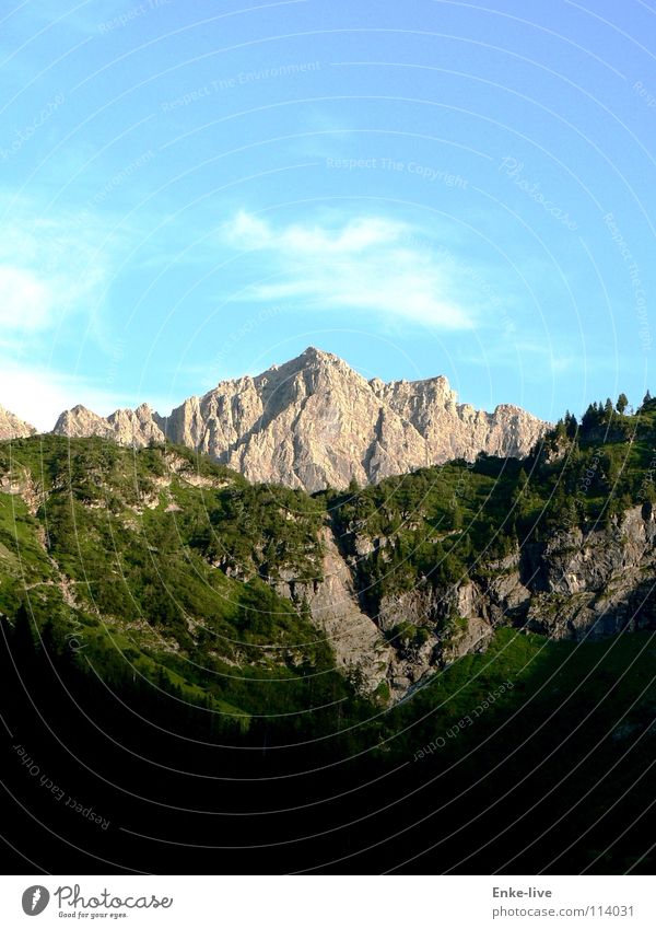 Ein Bergchen in der Landschaft Wolken Wald Wiese grün schwarz Panorama (Aussicht) Sommer Verkehr Himmel blau Berge u. Gebirge Massif Alpen Tal Schatten