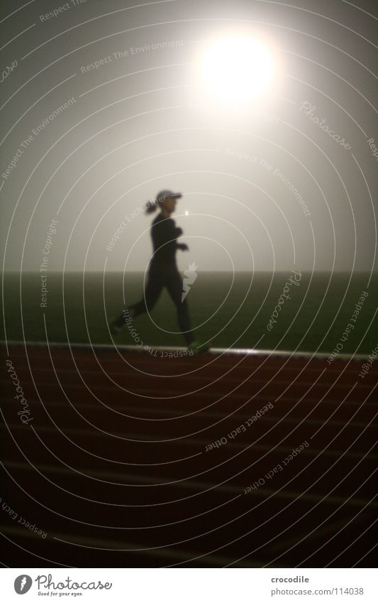 nebellauf lll Nebel Nacht Frau Läufer Marathon Langstrecke Streifen Sport dunkel mystisch Licht Strahlung Spielen laufen gflutlicht Treppe Geländer Rasen