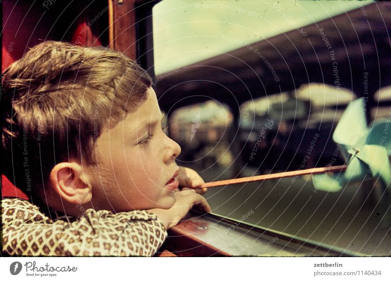 Lutz, Stralsund, 1966 Kind Schüler Gesicht Blick Fensterblick Aussicht Abteilfenster Eisenbahn Ferien & Urlaub & Reisen Reisefotografie Ohr Bahnhof Windmühle
