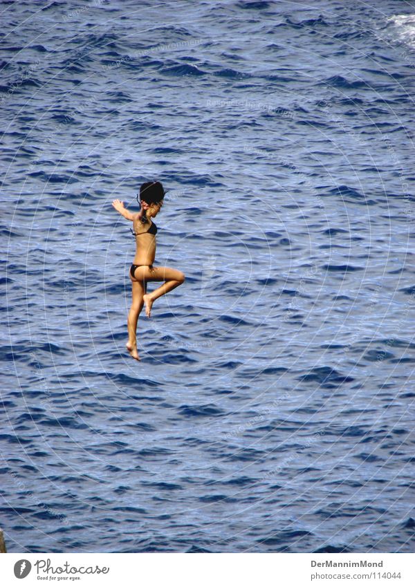 Sprung vom Himmel springen Meer Frau Bikini tauchen Turmspringen Wellen ausgestreckt Mädchen Mutprobe Sport Spielen fliegen Wasser Arme Niveau hoch frei