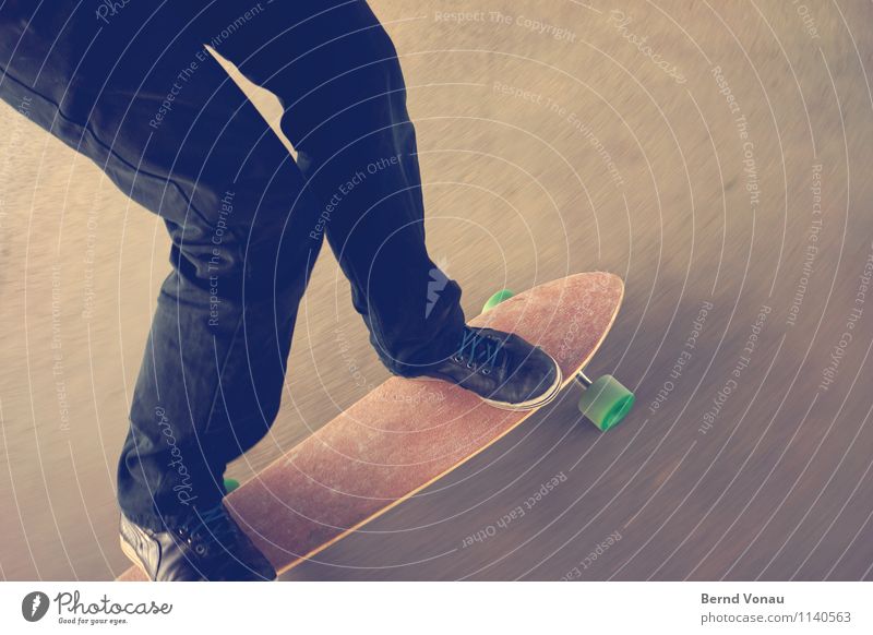 Snowboard fahren Sport Mensch maskulin Beine Fuß 1 sportlich Geschwindigkeit Schuhe Kurve Kurvenlage Rolle Rad Holz Leder Gummi Asphalt Skateboard Skateboarding