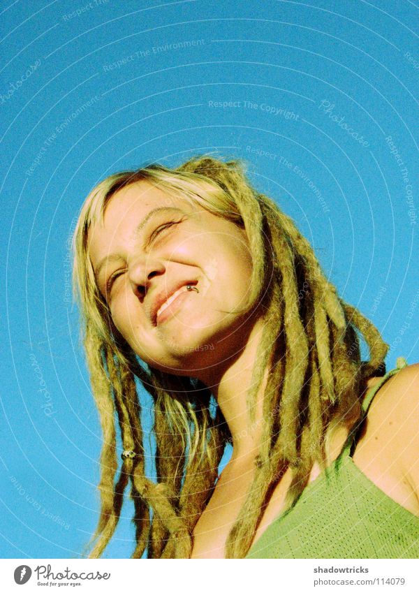 Der Sonne ein Lächeln Frau Rastalocken blond Haare & Frisuren Reggae Stil alternativ Porträt Laune gut Fröhlichkeit Mensch lachen Funky Himmel Mund Nase