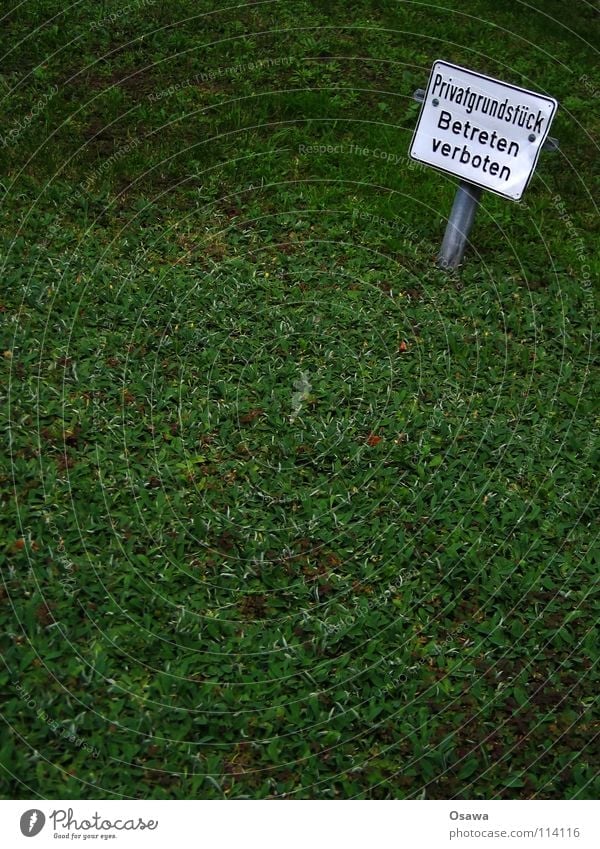 Privatsphäre Verbote Verbotsschild Wiese grün Gras weiß Grundstück privat Grünfläche Freiraum Hinweisschild Kommunizieren Warnhinweis Warnschild