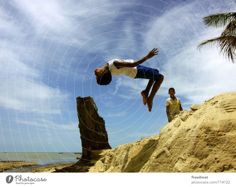 flyin capoeira kids Brasilien Strand Meer Palme Ferien & Urlaub & Reisen Lebensfreude Salto gefroren Wasserfahrzeug lässig Luft Ausgelassenheit Sport