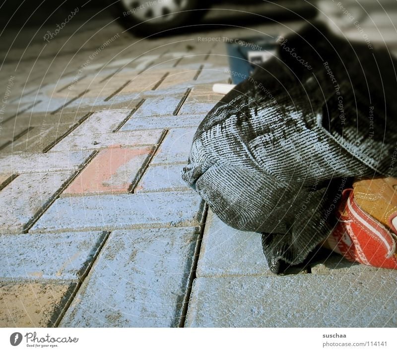 da wars noch schön .. Bürgersteig Backstein dreckig Hose Schuhe Kleinkind Verkehrswege Straße Kreide streichen blau Farbe vollgemalt Beine knien Außenaufnahme