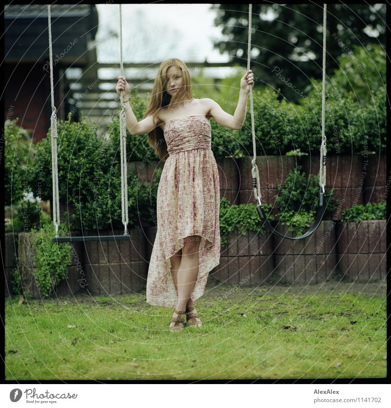 pZ2 | Vici im Garten Spielen Junge Frau Jugendliche Körper Beine 18-30 Jahre Erwachsene Schönes Wetter Baum Sträucher Kleid brünett langhaarig Schaukel