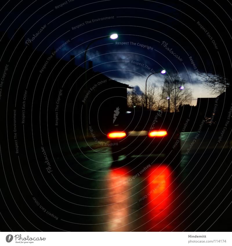 Twilight in OBD [2] Abend Dämmerung Haus Wolken dunkel Wohnsiedlung Baum laublos Regen nass Reflexion & Spiegelung Lampe Laterne Herbst Fahrzeug Rücklicht