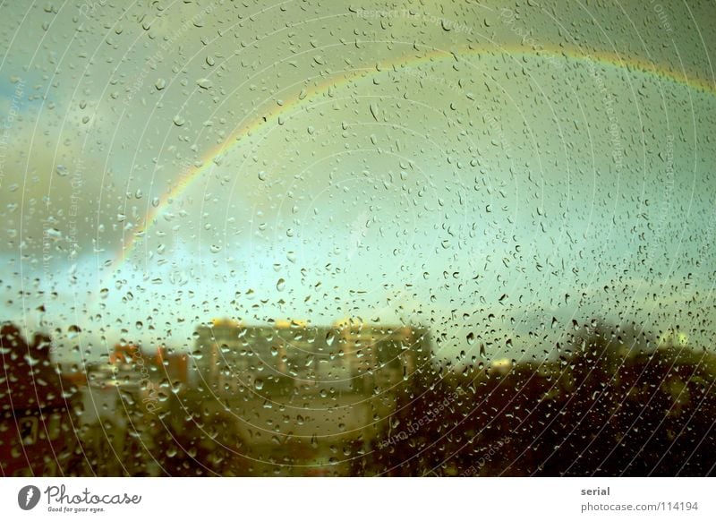 rain-bow-drops Regen Fenster Fensterscheibe Regenbogen dunkel außergewöhnlich Wolken Stadt Natur Himmel schön Vergänglichkeit Glas Farbe raindrops glass window