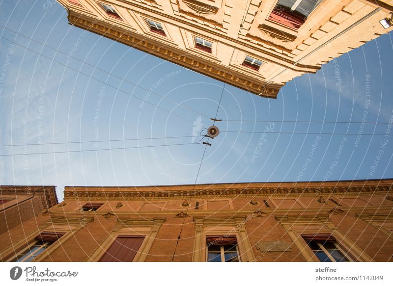 Bologna | Straßenbeleuchtung Stadt Italien Emilia Romagna Blick nach oben Froschperspektive Altstadt Haus Himmel Lampe Kabel historisch Schönes Wetter Frühling