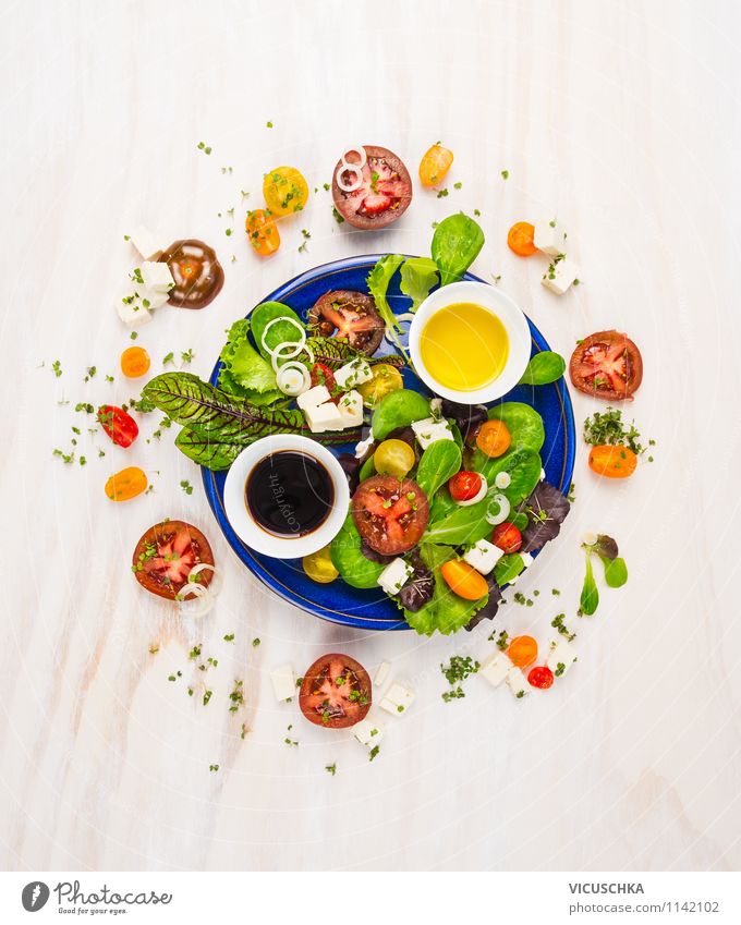 Tomaten Salat mit verschiedenen Dressing Lebensmittel Käse Salatbeilage Kräuter & Gewürze Öl Ernährung Mittagessen Festessen Bioprodukte Vegetarische Ernährung