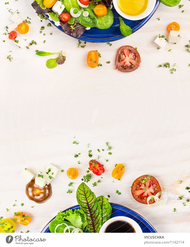 Frischee Sommer Salat mit Tomaten und Fetakäse Lebensmittel Gemüse Salatbeilage Kräuter & Gewürze Öl Ernährung Mittagessen Büffet Brunch Bioprodukte