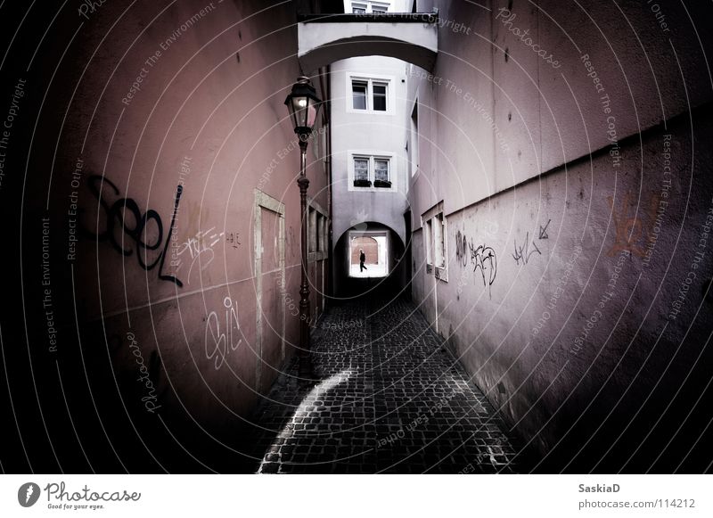 your tube Stadt Gasse Lampe Straßenkunst Mann Haus Licht eng schmal Fenster Schweiz historisch Graffiti Wandmalereien Altstadt street Einsamkeit beengend