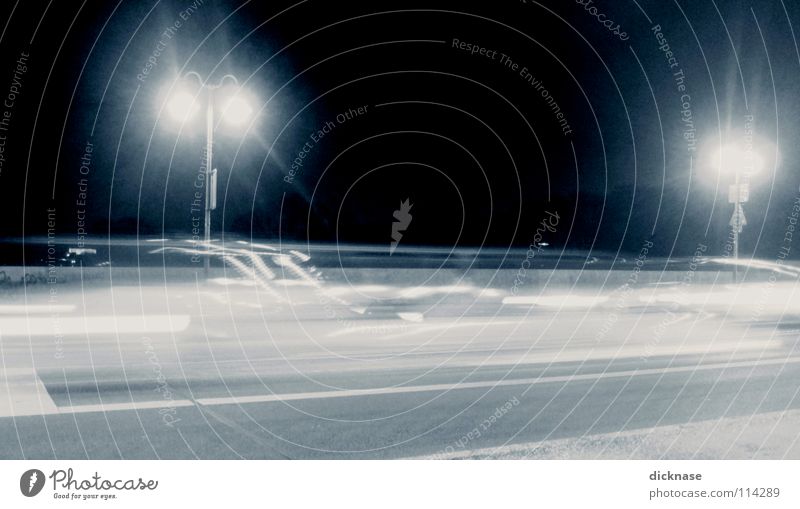 Lichtgestalt Nacht Langzeitbelichtung warum Experiment Verkehr Abend langezeit keine planen ästhetik durch überbelichtung Versuch Straße PKW Brücke m&m warten