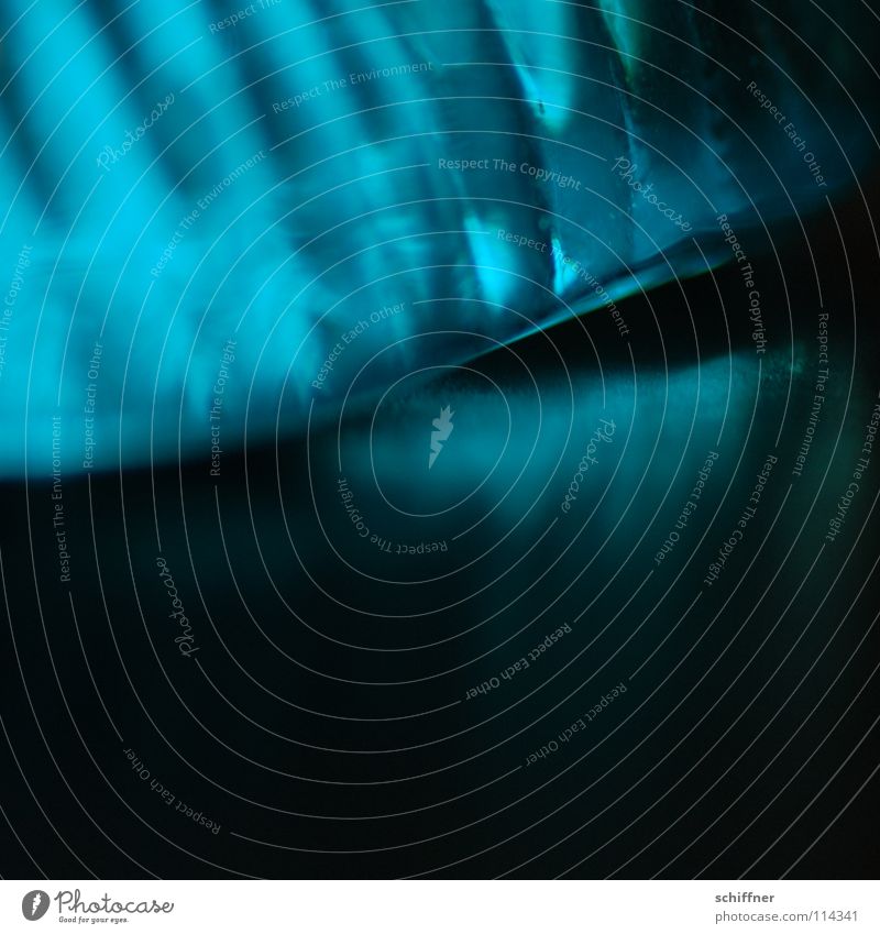 Bluelight abstrakt türkis schwarz Streifen Wellen Furche Beleuchtung schimmern Hintergrundbild Makroaufnahme Nahaufnahme Glasmuschel blau Reflexion & Spiegelung