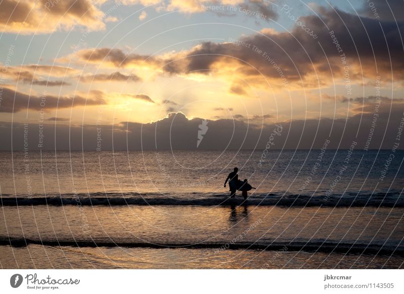 Surfer und Sohn am Strand in Mauritius im Sonnenuntergang exotisch sportlich Sinnesorgane ruhig Freizeit & Hobby Surfen Ferien & Urlaub & Reisen Abenteuer