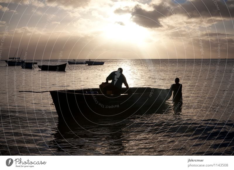 Fischerboot und Fischer im Sonnenuntergang Wasserfahrzeug Silhouette Sonnenaufgang Abend Morgen Dämmerung Schatten Meer Ferien & Urlaub & Reisen Angeln