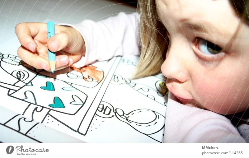 Du störst! Freude Freizeit & Hobby Bad Kindergarten Mädchen Herz zeichnen streichen lustig neu blau Beginn Konzentration Kreativität Zeitvertreib rausstrecken