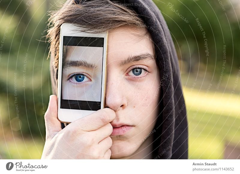 Junger Mann hält sich Handy vors Auge mit einem Foto von seinem Auge Lifestyle Stil Design Technik & Technologie Telekommunikation Mensch maskulin Jugendliche