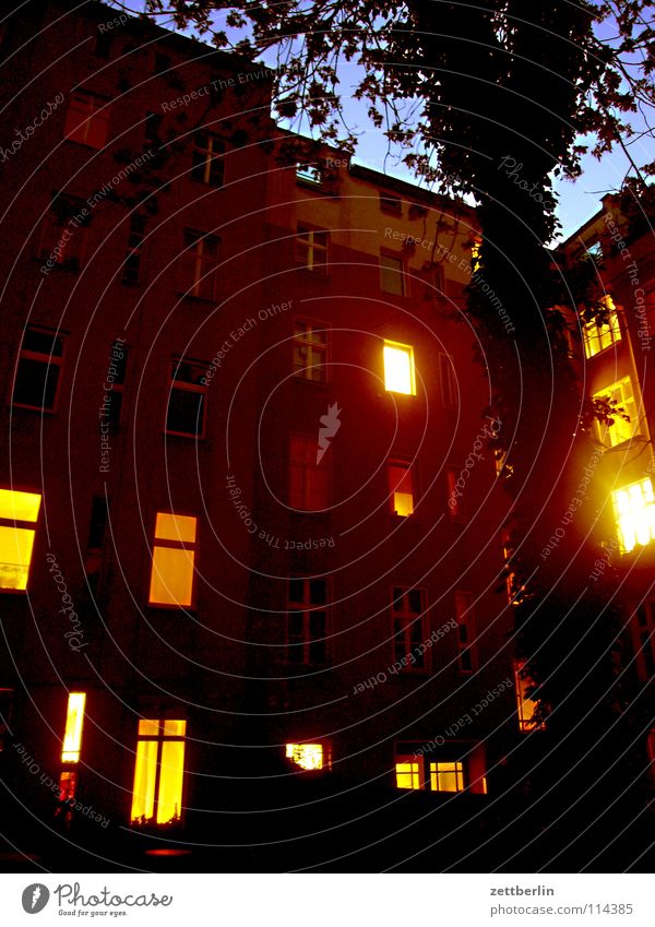 Adventskalender Haus Hinterhof Stadthaus Nacht Abend Fenster erleuchten Erkenntnis Licht Diskretion privat Nachbar Abendessen Berlin Häusliches Leben hinterhaus