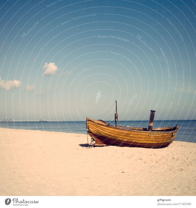 Fischerboot Strand Sandstrand Ostsee Ozean Meer Boot Fischerei Horizont blau Holzboot Seefahrt Wolken