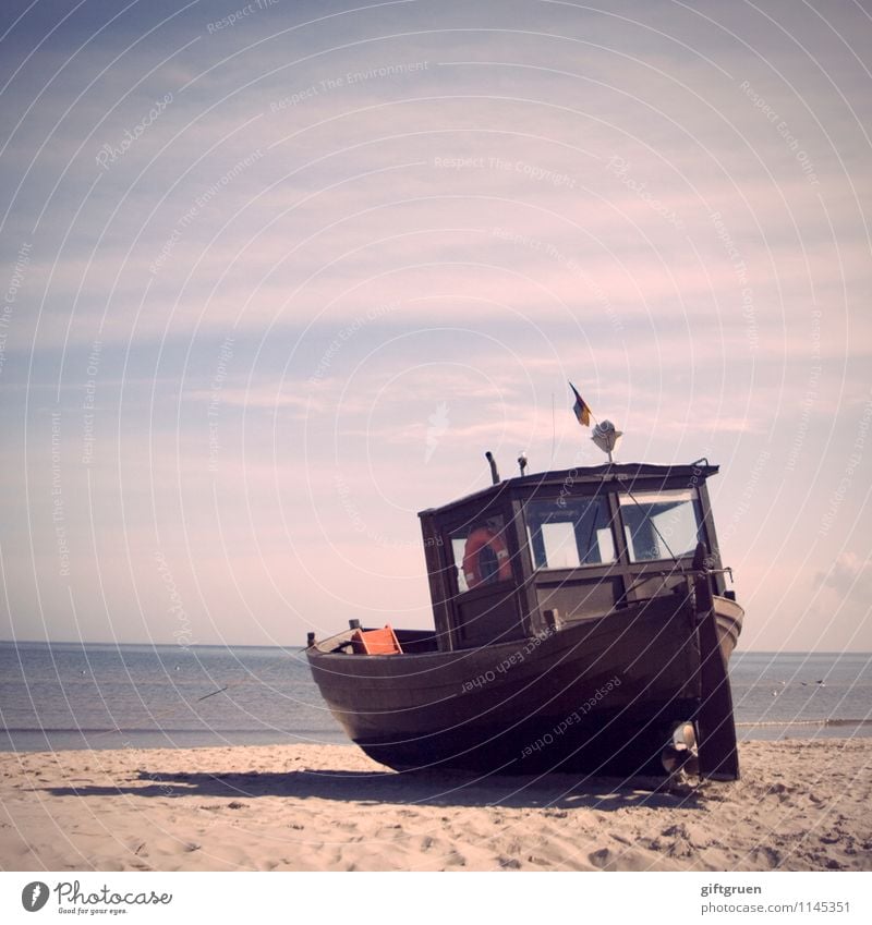 Fischerboot Strand Sandstrand Ostsee Ozean Meer Boot Fischerei Horizont blau Holzboot Seefahrt Wolken Rettungsreifen Fenster Ruder Seenot