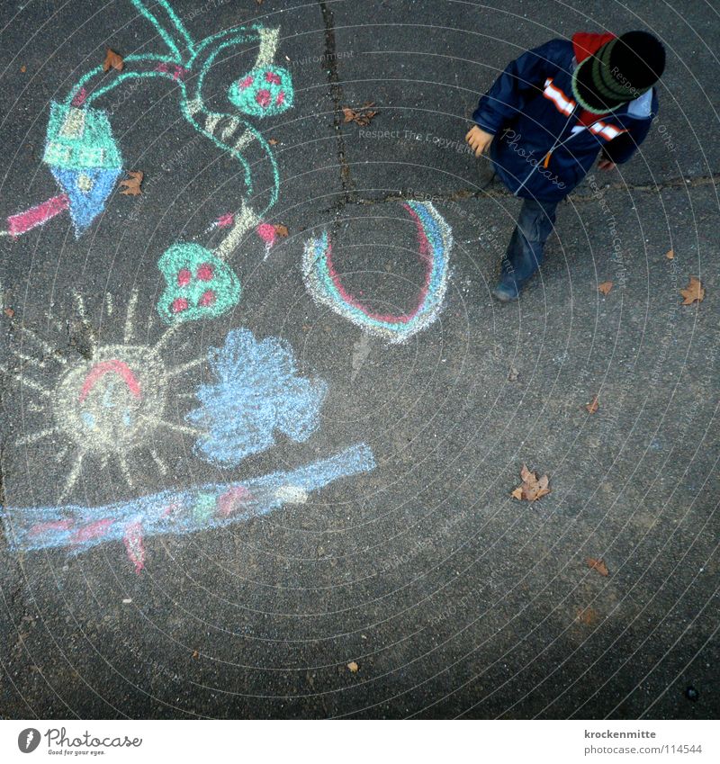 Paradise Lost mehrfarbig Kind Junge Strassenmalerei Pastellton Gemälde Regenbogen Asphalt Spielen Kleinkind Kreide Farbe streichen Straßenkreide chalk crayon
