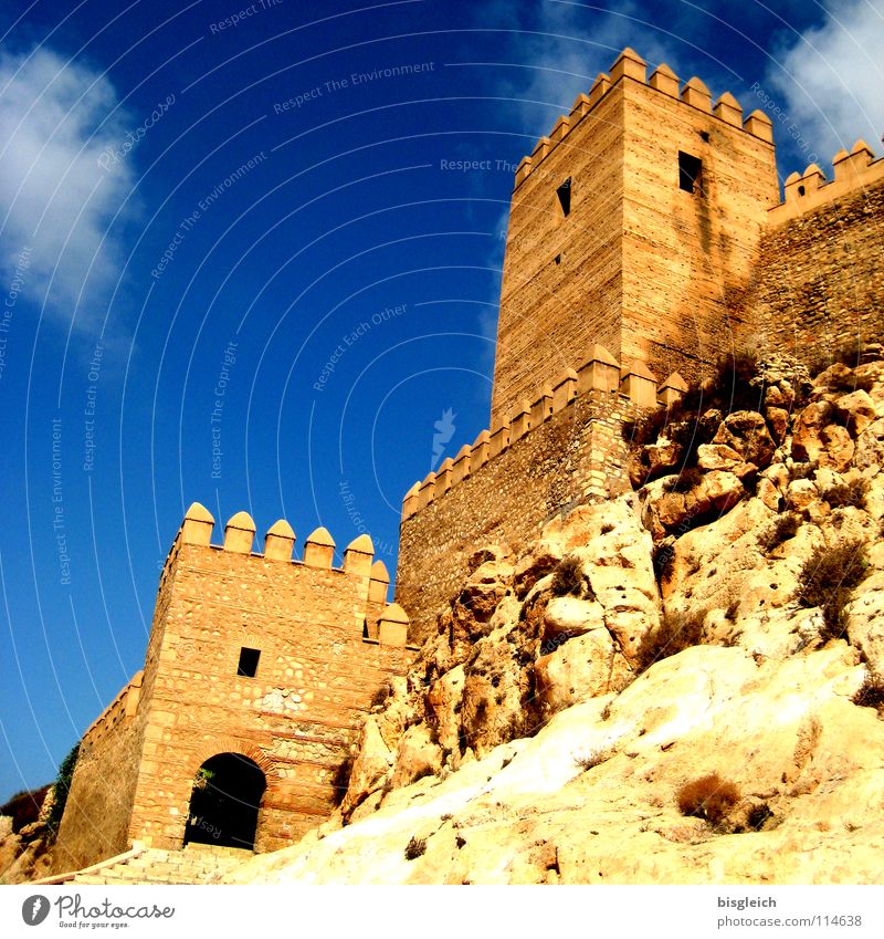 Alcazar, Almeria (Spanien) Farbfoto Außenaufnahme Menschenleer Textfreiraum links Textfreiraum oben Froschperspektive Himmel Felsen Europa Ruine Turm Bauwerk