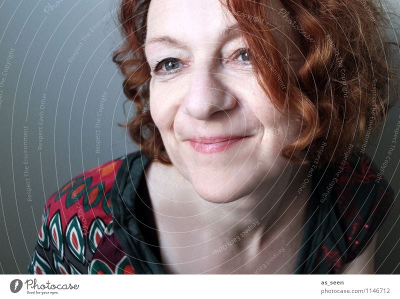 . Frau Erwachsene Leben 1 Mensch 30-45 Jahre Pullover Haare & Frisuren rothaarig Locken Lächeln authentisch einfach Freundlichkeit natürlich braun grün Stimmung