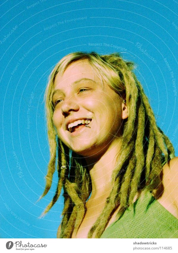 Laughin' loud Frau Rastalocken blond Haare & Frisuren Reggae Stil alternativ Porträt Laune gut Fröhlichkeit strahlend Mensch lachen Funky Himmel Auge Mund Nase
