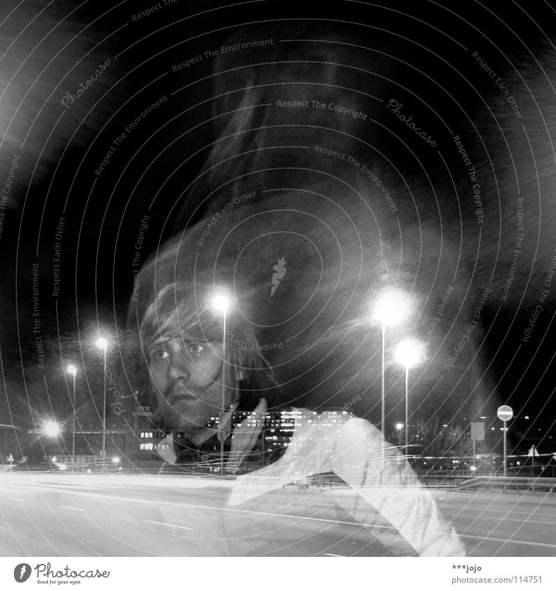 over my head. Langzeitbelichtung Maria Mann Verkehr Autobahn Nacht Stadt Straßenbeleuchtung Laterne Selbstportrait durchsichtig Jugendliche