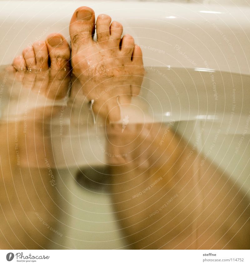 2 NEHM EIN BAD Bad Badewanne Erholung ausschalten Physik gemütlich Kuscheln Keramik Reinigen Sauberkeit Knie Zehen Feierabend Wochenende sich etwas gönnen weiß