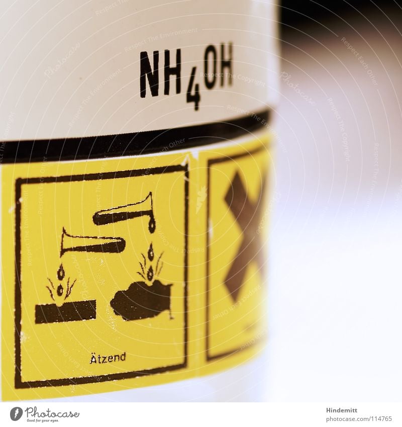 Ammoniumhydroxid Etikett Warnhinweis künstlich gefährlich fatal Umweltverschmutzung Gesundheitsrisiko Gift Hausmittel Reinigungsmittel weiß schwarz gelb
