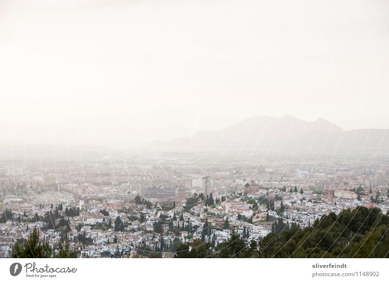 Spanien III Freiheit Himmel Nebel Hügel Berge u. Gebirge Granada Stadt Stadtzentrum Altstadt Haus grün weiß Horizont Ferne Aussicht Farbfoto Gedeckte Farben