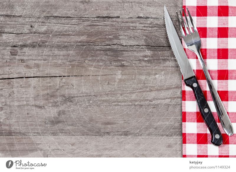 Besteck Gabel Messer Tafelmesser Tisch Gedeck Essen Foodfotografie Restaurant rot Decke Schwarzweißfoto Tischwäsche Holz Hintergrundbild Steak Küche Speise set