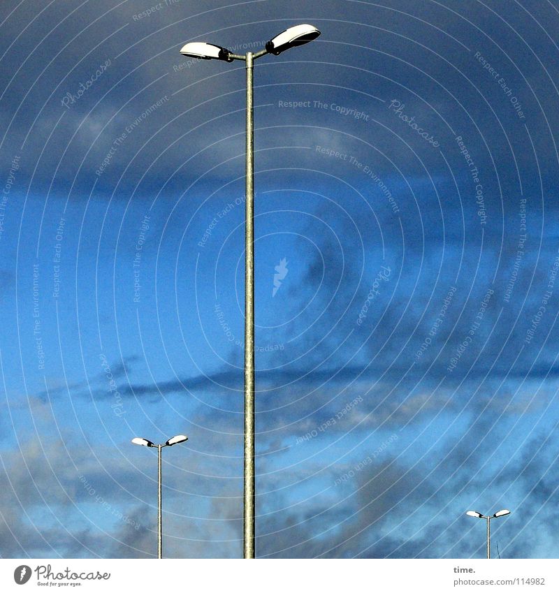 Armleuchter Lampe Himmel Wolken Wetter blau Laterne 3 gerade Straßenbeleuchtung Farbfoto Außenaufnahme Textfreiraum links Textfreiraum rechts Tag Sonnenlicht