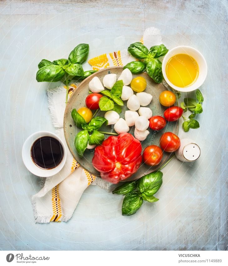 Salat aus Tomaten und Mozzarella mit Balsamico-Dressing Lebensmittel Milcherzeugnisse Gemüse Kräuter & Gewürze Öl Ernährung Mittagessen Festessen Bioprodukte