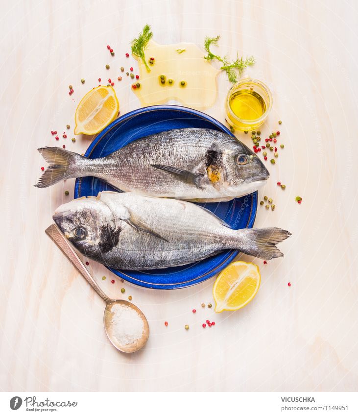 Frische Fisch mit Zitrone und Öl zubereiten Lebensmittel Frucht Kräuter & Gewürze Ernährung Mittagessen Abendessen Festessen Bioprodukte Vegetarische Ernährung